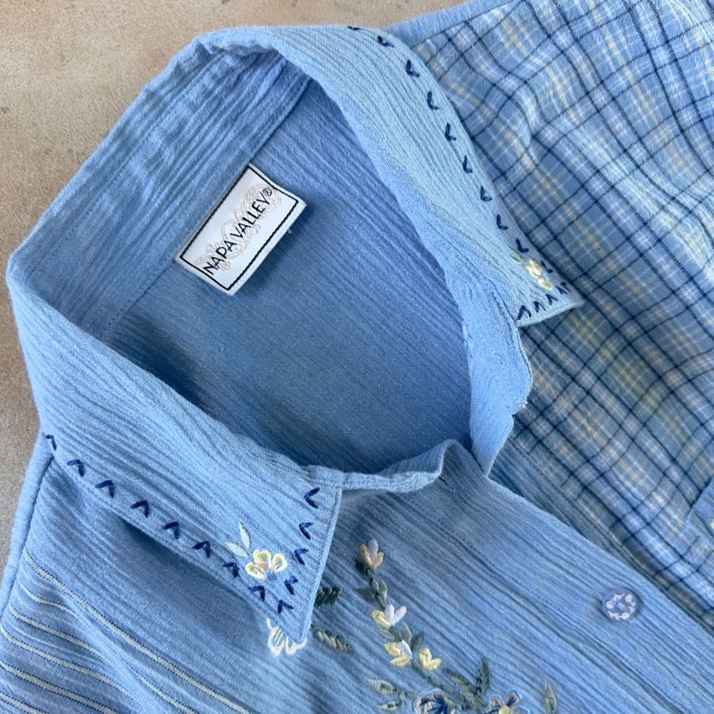 Vintage Napa Valley Denim Blue Floral Embroidered Crinkle Gauze Button Up Top -M - Picture 16 of 16